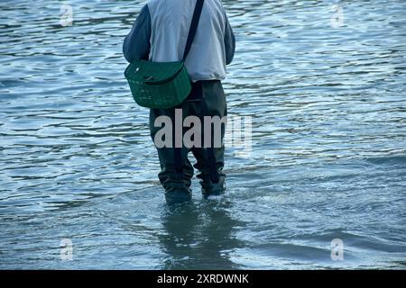 l'abbigliamento tradizionale di un pescatore che si tuffa nell'acqua, dotato di stivali robusti e un cestino per tenere il pescato. Gli stivali sono progettati per pr Foto Stock