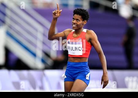 Marileidy Paulino della Repubblica Dominicana festeggia dopo aver gareggiato nella finale femminile dei 400 m durante i Giochi Olimpici di Parigi 2024 allo Stade de France di Parigi (Francia), il 9 agosto 2024. Marileidy Paulino si è classificata prima vincendo la medaglia d'oro. Foto Stock