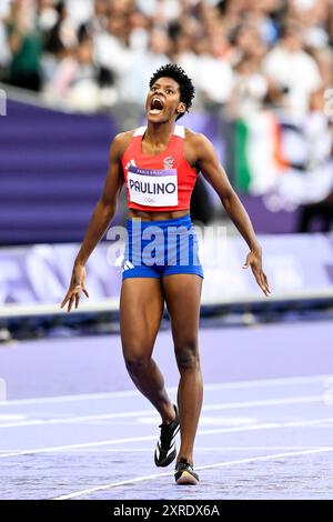 Marileidy Paulino della Repubblica Dominicana festeggia dopo aver gareggiato nella finale femminile dei 400 m durante i Giochi Olimpici di Parigi 2024 allo Stade de France di Parigi (Francia), il 9 agosto 2024. Marileidy Paulino si è classificata prima vincendo la medaglia d'oro. Foto Stock