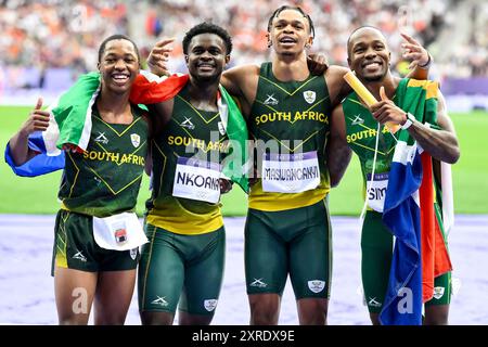 Bayanda Walaza, Bradley Nkoana, Shaun Maswanganyi, Akani Simbine del Sudafrica festeggiano dopo aver partecipato alla finale maschile di staffetta 4 x 100 m durante i Giochi Olimpici di Parigi 2024 allo Stade de France di Parigi (Francia), il 9 agosto 2024. La squadra sudafricana si è classificata seconda vincendo la medaglia d'argento. Foto Stock