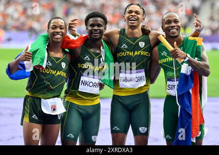 Bayanda Walaza, Bradley Nkoana, Shaun Maswanganyi, Akani Simbine del Sudafrica festeggiano dopo aver partecipato alla finale maschile di staffetta 4 x 100 m durante i Giochi Olimpici di Parigi 2024 allo Stade de France di Parigi (Francia), il 9 agosto 2024. La squadra sudafricana si è classificata seconda vincendo la medaglia d'argento. Foto Stock