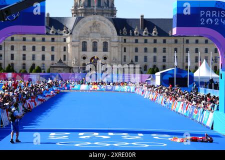 Dario Ivanovski di Macedonia al termine della Maratona maschile nella quindicesima giornata dei Giochi Olimpici di Parigi del 2024 in Francia. Data foto: Sabato 10 agosto 2024. Foto Stock