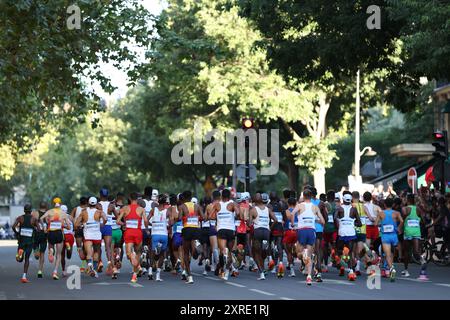 Parigi, Francia. 10 agosto 2024. Gli atleti gareggiano durante la maratona maschile di atletica leggera ai Giochi Olimpici di Parigi 2024 a Parigi, Francia, 10 agosto 2024. Crediti: Li Ming/Xinhua/Alamy Live News Foto Stock
