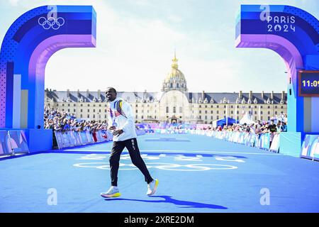 Parigi, Francia. 10 agosto 2024. L'atleta belga Bashir Abdi festeggia con la sua medaglia d'argento durante la cerimonia della medaglia della maratona maschile della competizione di atletica leggera ai Giochi Olimpici di Parigi 2024, sabato 10 agosto 2024 a Parigi, Francia. I Giochi della XXXIII Olimpiade si svolgono a Parigi dal 26 luglio all'11 agosto. La delegazione belga conta 165 atleti in 21 sport. BELGA PHOTO JASPER JACOBS credito: Belga News Agency/Alamy Live News Foto Stock