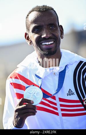 Parigi, Francia. 10 agosto 2024. L'atleta belga Bashir Abdi festeggia con la sua medaglia d'argento durante la cerimonia della medaglia della maratona maschile della competizione di atletica leggera ai Giochi Olimpici di Parigi 2024, sabato 10 agosto 2024 a Parigi, Francia. I Giochi della XXXIII Olimpiade si svolgono a Parigi dal 26 luglio all'11 agosto. La delegazione belga conta 165 atleti in 21 sport. BELGA PHOTO JASPER JACOBS credito: Belga News Agency/Alamy Live News Foto Stock