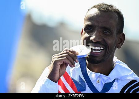 Parigi, Francia. 10 agosto 2024. L'atleta belga Bashir Abdi festeggia con la sua medaglia d'argento durante la cerimonia della medaglia della maratona maschile della competizione di atletica leggera ai Giochi Olimpici di Parigi 2024, sabato 10 agosto 2024 a Parigi, Francia. I Giochi della XXXIII Olimpiade si svolgono a Parigi dal 26 luglio all'11 agosto. La delegazione belga conta 165 atleti in 21 sport. BELGA PHOTO JASPER JACOBS credito: Belga News Agency/Alamy Live News Foto Stock