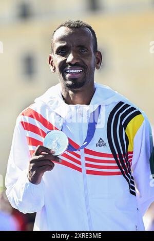 Parigi, Francia. 10 agosto 2024. L'atleta belga Bashir Abdi festeggia durante la cerimonia della medaglia della maratona maschile della competizione di atletica leggera ai Giochi Olimpici di Parigi 2024, sabato 10 agosto 2024 a Parigi, Francia. I Giochi della XXXIII Olimpiade si svolgono a Parigi dal 26 luglio all'11 agosto. La delegazione belga conta 165 atleti in 21 sport. BELGA PHOTO JASPER JACOBS credito: Belga News Agency/Alamy Live News Foto Stock