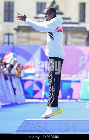 Parigi, Francia. 10 agosto 2024. L'atleta belga Bashir Abdi festeggia durante la cerimonia della medaglia della maratona maschile della competizione di atletica leggera ai Giochi Olimpici di Parigi 2024, sabato 10 agosto 2024 a Parigi, Francia. I Giochi della XXXIII Olimpiade si svolgono a Parigi dal 26 luglio all'11 agosto. La delegazione belga conta 165 atleti in 21 sport. BELGA PHOTO JASPER JACOBS credito: Belga News Agency/Alamy Live News Foto Stock