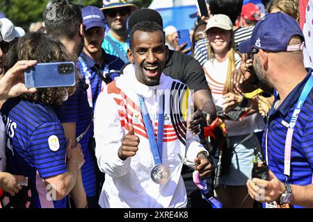 Parigi, Francia. 10 agosto 2024. L'atleta belga Bashir Abdi festeggia dopo la cerimonia della medaglia della maratona maschile della competizione di atletica leggera ai Giochi Olimpici di Parigi 2024, sabato 10 agosto 2024 a Parigi, in Francia. I Giochi della XXXIII Olimpiade si svolgono a Parigi dal 26 luglio all'11 agosto. La delegazione belga conta 165 atleti in 21 sport. BELGA PHOTO JASPER JACOBS credito: Belga News Agency/Alamy Live News Foto Stock