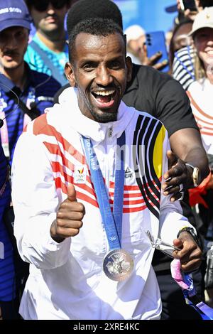 Parigi, Francia. 10 agosto 2024. L'atleta belga Bashir Abdi festeggia dopo la cerimonia della medaglia della maratona maschile della competizione di atletica leggera ai Giochi Olimpici di Parigi 2024, sabato 10 agosto 2024 a Parigi, in Francia. I Giochi della XXXIII Olimpiade si svolgono a Parigi dal 26 luglio all'11 agosto. La delegazione belga conta 165 atleti in 21 sport. BELGA PHOTO JASPER JACOBS credito: Belga News Agency/Alamy Live News Foto Stock