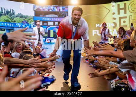 Vaires-sur-Marne, Parigi. 9 agosto 2024. Martin Fuksa, Repubblica Ceca, festeggia con la sua medaglia d'oro, vincendo le finali di canoa da uomo 1000m ai Giochi Olimpici di Vaires-sur-Marne, Parigi, Francia, 9 agosto 2024. Crediti: Ondrej Deml/CTK Photo/Alamy Live News Foto Stock