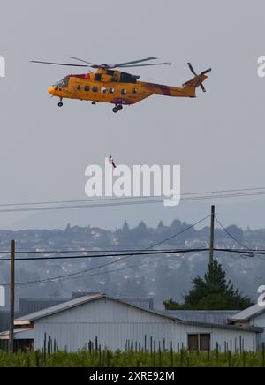 Abbotsford, Canada. 9 agosto 2024. Un elicottero CH-149 Cormorant esegue una dimostrazione di soccorso durante l'Abbotsford International Airshow del 2024 ad Abbotsford, Canada, 9 agosto 2024. L'evento di tre giorni è iniziato qui venerdì. Crediti: Liang Sen/Xinhua/Alamy Live News Foto Stock