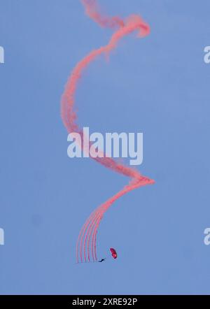 Abbotsford, Canada. 9 agosto 2024. Un membro del Canadian Armed Forces Parachute Team, gli Skyhawks, si esibisce durante l'Abbotsford International Airshow del 2024 ad Abbotsford, Canada, 9 agosto 2024. L'evento di tre giorni è iniziato qui venerdì. Crediti: Liang Sen/Xinhua/Alamy Live News Foto Stock