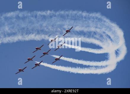 Abbotsford, Canada. 9 agosto 2024. Le Canadian Forces Snowbirds si esibiscono durante l'Abbotsford International Airshow del 2024 ad Abbotsford, Canada, 9 agosto 2024. L'evento di tre giorni è iniziato qui venerdì. Crediti: Liang Sen/Xinhua/Alamy Live News Foto Stock