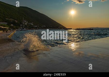 Porto di Trpanj, penisola di Peljesac in Croazia, vista della statua della Vergine Maria, mare Adriatico accidentato Foto Stock