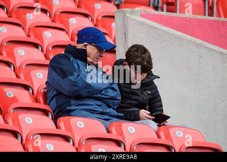 Stoke on Trent, Regno Unito. 10 agosto 2024. I tifosi controllano le notizie della squadra in vista della partita del campionato EFL tra Stoke City FC e Coventry City FC al Bet365 Stadium, Stoke-on-Trent, Inghilterra, Regno Unito, il 10 agosto 2024 credito: Every Second Media/Alamy Live News Foto Stock