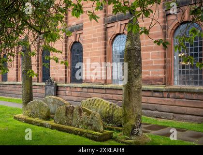 Pietre tombali anglosassoni intemprate nel cimitero di St Andrew, Penrith, Westmorland & Furness, Regno Unito Foto Stock