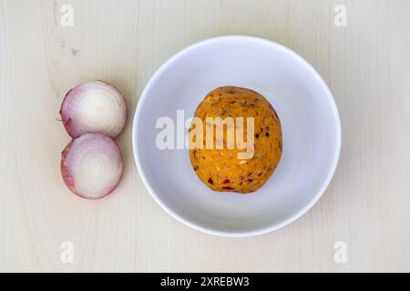 Gustoso kathaler bichi bharta in una ciotola bianca su sfondo di legno. Il bhorta di seme di jackfruit è un piatto bengalese (bengalese) molto gustoso e nutriente. Foto Stock