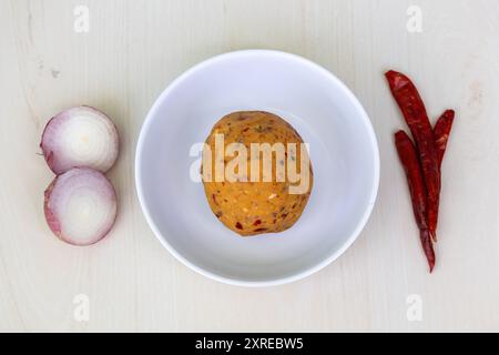 Delizioso bharta kathaler bichi in una ciotola bianca su sfondo di legno. Il bhorta di seme di jackfruit è un piatto bengalese (bengalese) molto gustoso e nutriente. Foto Stock