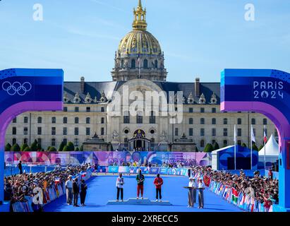 Parigi, Francia. 10 agosto 2024. Medaglia d'argento olimpica Bashir Abdi, a sinistra del Belgio, medaglia d'oro Tamirat Tola, centro, d'Etiopia, e medaglia di bronzo Benson Kipruto, del Kenya, partecipano alla cerimonia della vittoria davanti a Les Invalides per la maratona maschile ai Giochi Olimpici di Parigi 2024, in Francia, sabato 10 agosto 2024. Foto di Paul Hanna/UPI credito: UPI/Alamy Live News Foto Stock