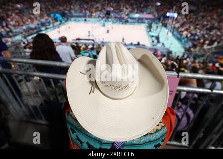 Parigi, Francia. 10 agosto 2024. Julien Mattia/le Pictorium - Arena della Torre Eiffel - Parigi 2024 - 10/08/2024 - Francia/Ile-de-France (regione)/Parigi - Un uomo con cappello messicano contempla il tramonto sull'Arena della Torre Eiffel durante le Olimpiadi di Parigi 2024 crediti: LE PICTORIUM/Alamy Live News Foto Stock