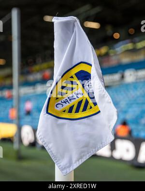 Elland Road, Leeds, Yorkshire, Regno Unito. 10 agosto 2024. EFL Championship Football, Leeds United contro Portsmouth; Una bandiera d'angolo di Leeds con stemma Cliub credito: Action Plus Sports/Alamy Live News Foto Stock