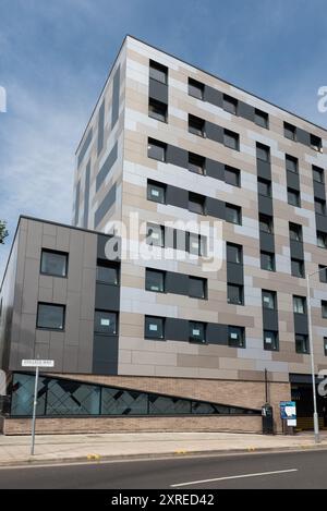 È stato svelato un nuovo rivestimento che ha sostituito il colorato rivestimento HPL a rischio di incendio negli alloggi per studenti dell'Università dell'Essex a Southend on Sea Foto Stock