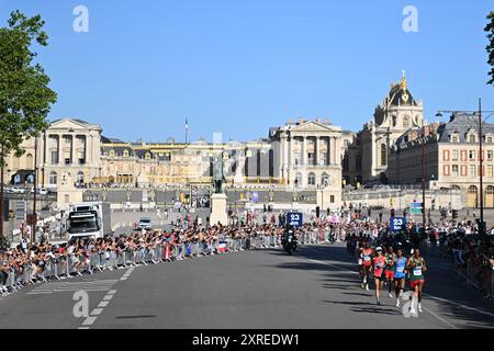 10 agosto 2024; Giochi Olimpici di Parigi, Parigi, Francia, giorno 15; Mens Marathon, TOLA Tamirat d'Etiopia prende il comando di fronte al magnifico Palazzo di Versailles Foto Stock