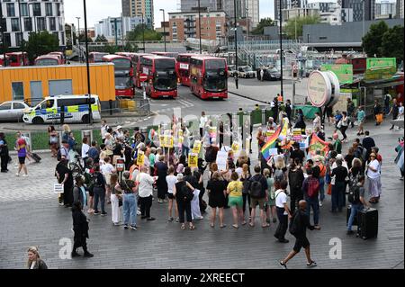 LONDRA, REGNO UNITO. 10 agosto 2024. Il gruppo di sinistra tenne una protesta per fermare l'incidente di Southport dell'estrema destra per dare la colpa ai migranti che avevano incitato a rivolte in molte parti della città nel Regno Unito. Protesta fuori dalla stazione di Stratford a Londra, Regno Unito. ( Credito: Vedi li/Picture Capital/Alamy Live News Foto Stock