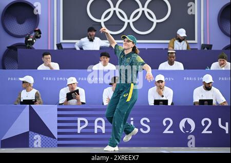 Parigi, fra. 09 agosto 2024. Raygun del Team Australia combatte contro Nicka del Team Lituania nella B-Girls Group B Battle 19 rompendo la competizione il 14° giorno dei Giochi Olimpici di Parigi 2024 a Place de la Concorde, Parigi, Francia, 9 agosto 2024. (Foto di Anthony Behar/Sipa USA) credito: SIPA USA/Alamy Live News Foto Stock