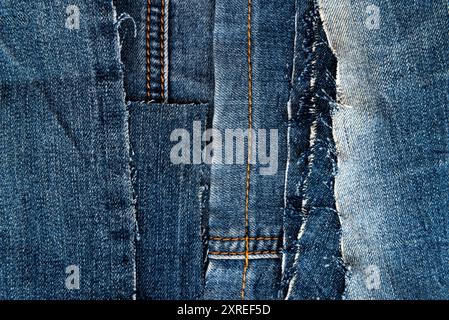 Texture da pezzi strappati di denim. Texture jeans. Materiale per cucire gli indumenti Foto Stock