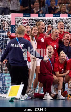 Lille, Francia. 10 agosto 2024. Le giocatrici di Danimarca festeggiano dopo la medaglia di bronzo femminile di pallamano tra Danimarca e Svezia ai Giochi Olimpici di Parigi 2024 a Lille, in Francia, il 10 agosto 2024. Crediti: Meng Dingbo/Xinhua/Alamy Live News Foto Stock