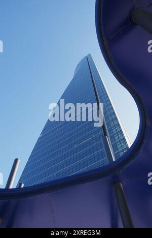 Torre Espacio, vista dal basso di una scultura moderna. CTBA, Madrid, Spagna. Foto Stock