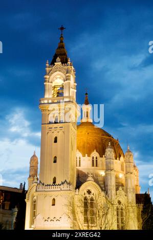 Chiesa di San Manuel y San Benito, vista notturna. Madrid. Spagna. Foto Stock