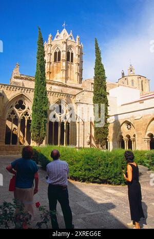 I turisti che visitano il monastero. Vallbona de les Monges, provincia di Lerida, Catalogna, Spagna. Foto Stock