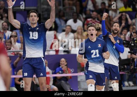 Parigi, Francia. 10 agosto 2024. Yacine Louati di Francia (19) e Theo Faure di Francia (21) alla partita d'oro di pallavolo maschile tra Francia e Polonia durante i Giochi Olimpici di Parigi 2024, alla South Paris Arena 1 di Parigi, in Francia, il 10 agosto 2024. Foto di Nicolas Gouhier/ABACAPRESS. COM credito: Abaca Press/Alamy Live News Foto Stock