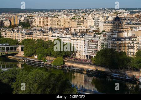 Parigi, Francia. 10 agosto 2024. Gli atleti gareggiano durante la maratona maschile di atletica leggera ai Giochi Olimpici di Parigi 2024 a Parigi, Francia, 10 agosto 2024. Crediti: Jiang Wenyao/Xinhua/Alamy Live News Foto Stock