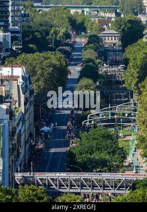 Parigi, Francia. 10 agosto 2024. Gli atleti gareggiano durante la maratona maschile di atletica leggera ai Giochi Olimpici di Parigi 2024 a Parigi, Francia, 10 agosto 2024. Crediti: Jiang Wenyao/Xinhua/Alamy Live News Foto Stock