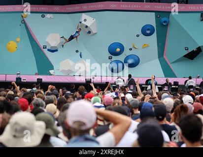 PARIGI, FRANCIA - 09 AGOSTO: Vista generale con Paul Jenft del Team France gareggia durante la gara maschile Boulder & Lead, Final Lead il giorno 14 dei Giochi Olimpici di Parigi 2024 presso le Bourget Sport Climbing Venue il 9 agosto 2024 a Parigi, Francia. © diebilderwelt / Alamy Stock Foto Stock