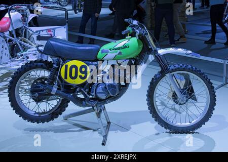 Pasila, Helsinki, Finlandia – 3 febbraio 2024: Moto Classic Racing Kawasaki KX 125 in mostra alla MP 24 Motorcycle Fair di Messukeskus Helsinki Foto Stock