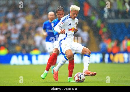 Leeds, Regno Unito. 10 agosto 2024. Il centrocampista del Leeds United Ethan Ampadu (4) e l'attaccante del Portsmouth Samuel Silvera (20) durante la partita del Leeds United FC contro Portsmouth FC Sky BET EFL Championship a Elland Road, Leeds, Inghilterra, Regno Unito il 10 agosto 2024 Credit: Every Second Media/Alamy Live News Foto Stock