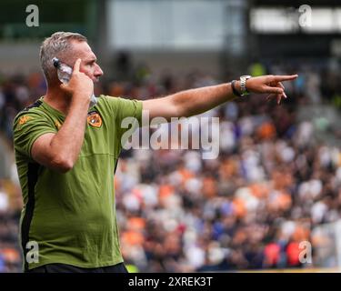 HULL, REGNO UNITO. 10 agosto 2024. Campionato EFL: Hull City AFC vs Bristol City. Tim Walter, capo allenatore di Hull City grida e punti. Credito Paul Whitehurst/PBW Media/Alamy Live News Foto Stock