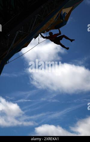 PARIGI, FRANCIA - 09 AGOSTO: General View con Alberto Gines Lopez del Team Spagna gareggia durante la gara maschile Boulder & Lead, Final Lead il giorno 14 dei Giochi Olimpici di Parigi 2024 presso le Bourget Sport Climbing Venue il 9 agosto 2024 a Parigi, Francia. © diebilderwelt / Alamy Stock Foto Stock