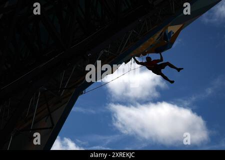 PARIGI, FRANCIA - 09 AGOSTO: General View con Alberto Gines Lopez del Team Spagna gareggia durante la gara maschile Boulder & Lead, Final Lead il giorno 14 dei Giochi Olimpici di Parigi 2024 presso le Bourget Sport Climbing Venue il 9 agosto 2024 a Parigi, Francia. © diebilderwelt / Alamy Stock Foto Stock