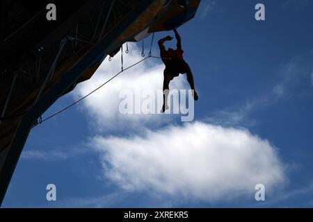 PARIGI, FRANCIA - 09 AGOSTO: General View con Alberto Gines Lopez del Team Spagna gareggia durante la gara maschile Boulder & Lead, Final Lead il giorno 14 dei Giochi Olimpici di Parigi 2024 presso le Bourget Sport Climbing Venue il 9 agosto 2024 a Parigi, Francia. © diebilderwelt / Alamy Stock Foto Stock