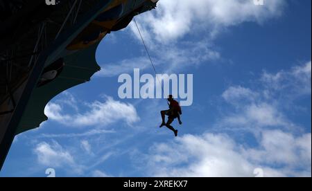 PARIGI, FRANCIA - 09 AGOSTO: Alberto Gines Lopez del team spagnolo gareggia durante la gara maschile Boulder & Lead, Final Lead il giorno 14 dei Giochi Olimpici di Parigi 2024 presso le Bourget Sport Climbing Venue il 9 agosto 2024 a Parigi, Francia. © diebilderwelt / Alamy Stock Foto Stock