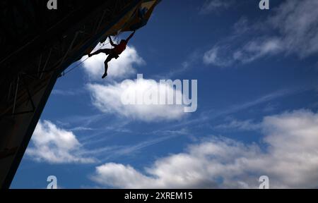 PARIGI, FRANCIA - 09 AGOSTO: Alberto Gines Lopez del team spagnolo gareggia durante la gara maschile Boulder & Lead, Final Lead il giorno 14 dei Giochi Olimpici di Parigi 2024 presso le Bourget Sport Climbing Venue il 9 agosto 2024 a Parigi, Francia. © diebilderwelt / Alamy Stock Foto Stock