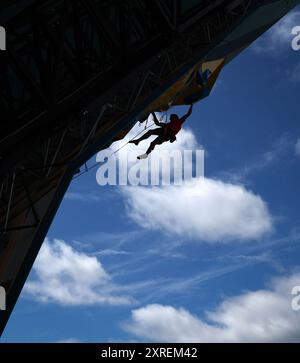 PARIGI, FRANCIA - 09 AGOSTO: Alberto Gines Lopez del team spagnolo gareggia durante la gara maschile Boulder & Lead, Final Lead il giorno 14 dei Giochi Olimpici di Parigi 2024 presso le Bourget Sport Climbing Venue il 9 agosto 2024 a Parigi, Francia. © diebilderwelt / Alamy Stock Foto Stock