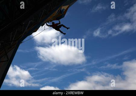 PARIGI, FRANCIA - 09 AGOSTO: Alberto Gines Lopez del team spagnolo gareggia durante la gara maschile Boulder & Lead, Final Lead il giorno 14 dei Giochi Olimpici di Parigi 2024 presso le Bourget Sport Climbing Venue il 9 agosto 2024 a Parigi, Francia. © diebilderwelt / Alamy Stock Foto Stock