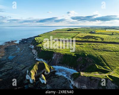 Scogliere sopra Flamborough Seawatch Observatory da un drone, Flamborough, Yorkshire, Inghilterra Foto Stock